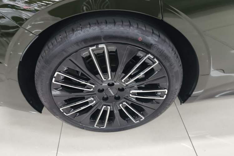 Used Lynk & Co 10 EM-P 2025 Model 240 All-Wheel Drive Ultra—Sport Edition Right Rear Wheel Hub