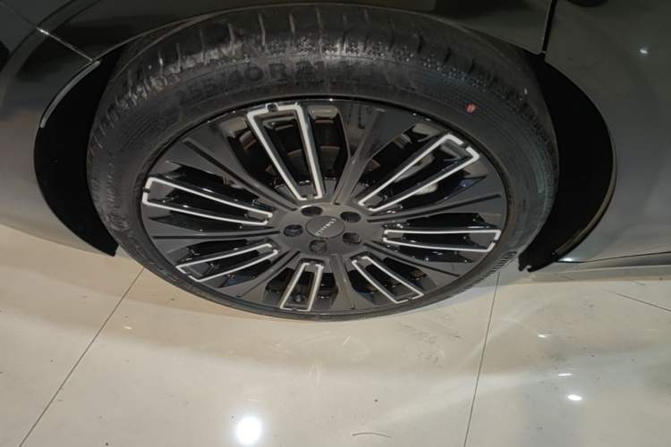 Used Lynk & Co 10 EM-P 2025 Model 240 All-Wheel Drive Ultra—Sport Edition Right Rear Wheel Hub