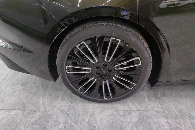 Used Lynk & Co 10 EM-P 2025 Model 240 All-Wheel Drive Ultra—Sport Edition Right Rear Wheel Hub