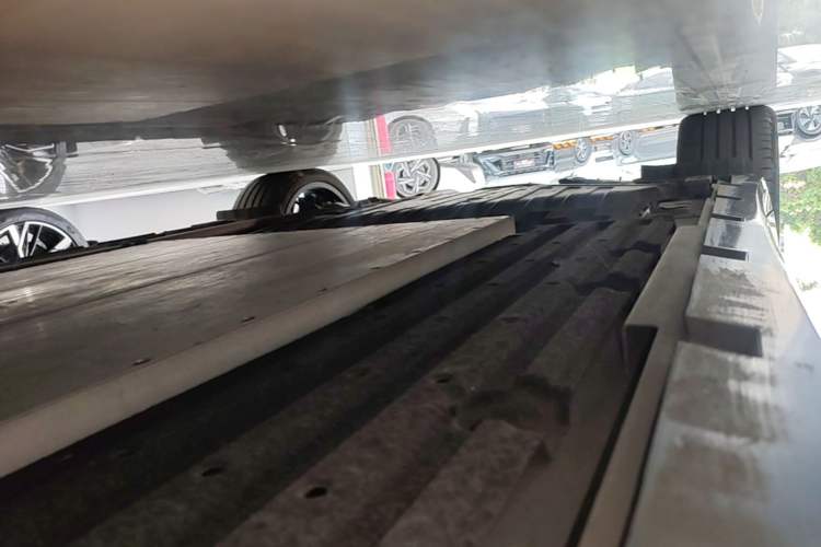 Used Lynk & Co 10 EM-P 2025 Model 240 All-Wheel Drive Ultra—Sport Edition Right Side Sill