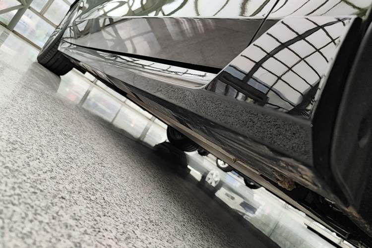 Used Lynk & Co 10 EM-P 2025 Model 240 All-Wheel Drive Ultra—Sport Edition Right Side Sill