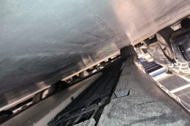 Used Lynk & Co 10 EM-P 2025 Model 240 All-Wheel Drive Ultra—Sport Edition Right Side Sill