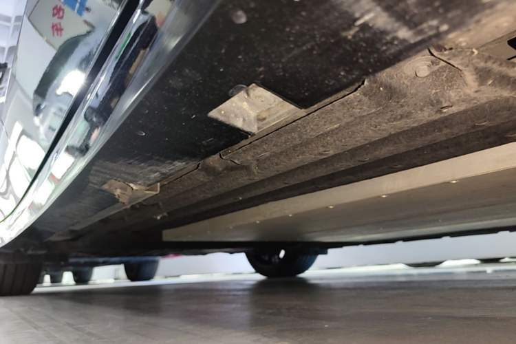Used Lynk & Co 10 EM-P 2025 Model 240 All-Wheel Drive Ultra—Sport Edition Right Side Sill