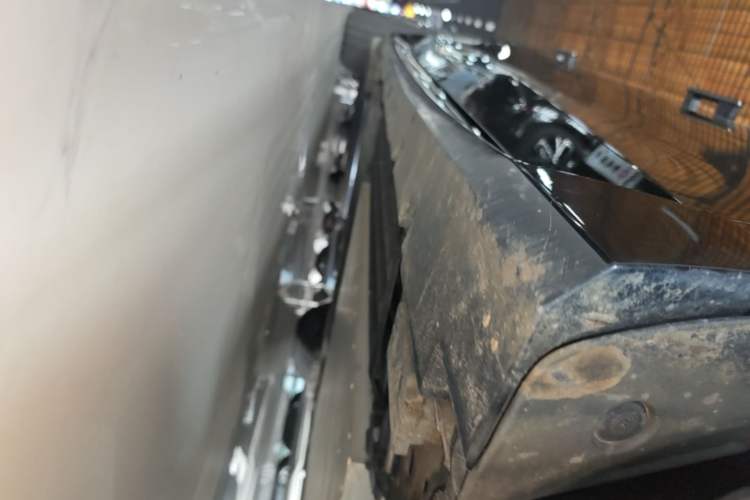 Used Lynk & Co 10 EM-P 2025 Model 240 All-Wheel Drive Ultra—Sport Edition Right Side Sill