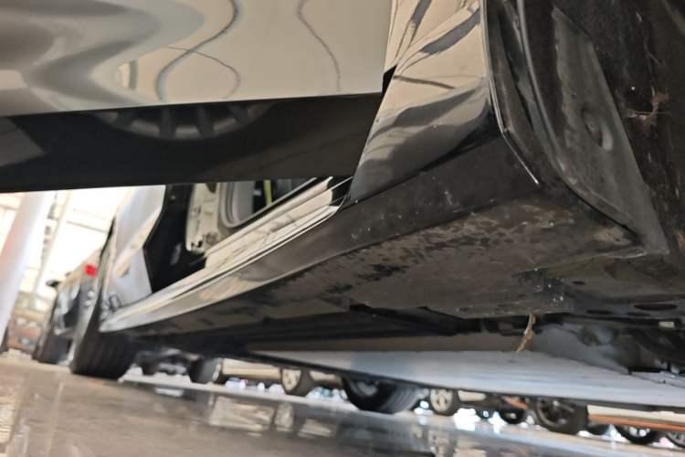 Used Lynk & Co 10 EM-P 2025 Model 240 All-Wheel Drive Ultra—Sport Edition Right Side Sill
