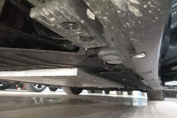 Used Lynk & Co 10 EM-P 2025 Model 240 All-Wheel Drive Ultra—Sport Edition Right Side Sill