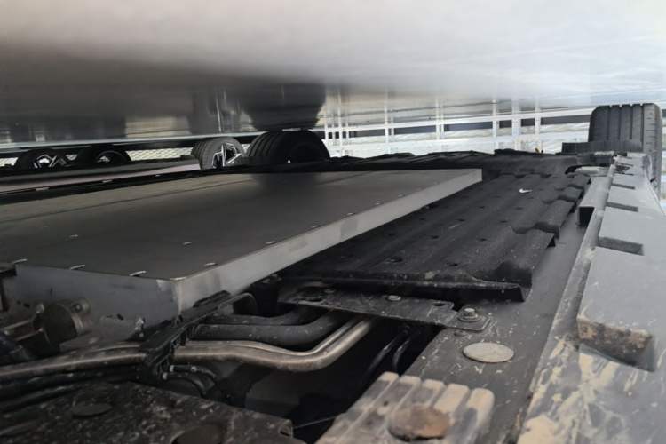 Used Lynk & Co 10 EM-P 2025 Model 240 All-Wheel Drive Ultra—Sport Edition Right Side Sill
