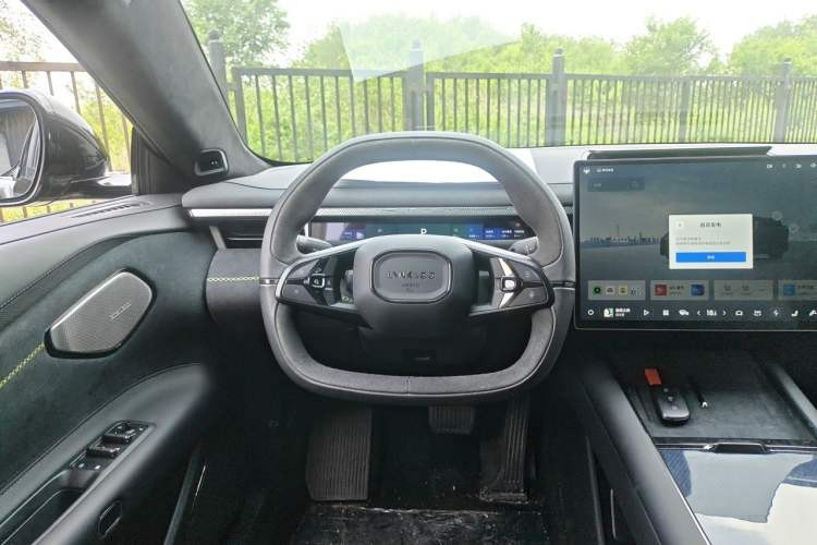 Used Lynk & Co 10 EM-P 2025 Model 240 All-Wheel Drive Ultra—Sport Edition Steering Wheel