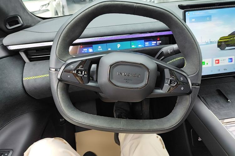 Used Lynk & Co 10 EM-P 2025 Model 240 All-Wheel Drive Ultra—Sport Edition Steering Wheel