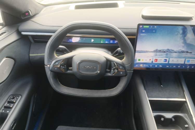 Used Lynk & Co 10 EM-P 2025 Model 240 All-Wheel Drive Ultra—Sport Edition Steering Wheel