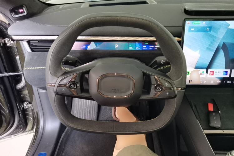 Used Lynk & Co 10 EM-P 2025 Model 240 All-Wheel Drive Ultra—Sport Edition Steering Wheel