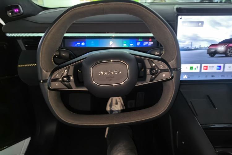 Used Lynk & Co 10 EM-P 2025 Model 240 All-Wheel Drive Ultra—Sport Edition Steering Wheel