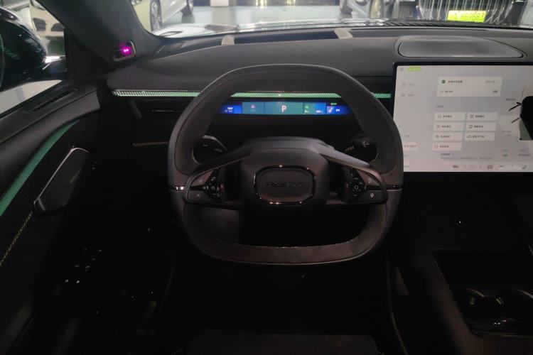 Used Lynk & Co 10 EM-P 2025 Model 240 All-Wheel Drive Ultra—Sport Edition Steering Wheel