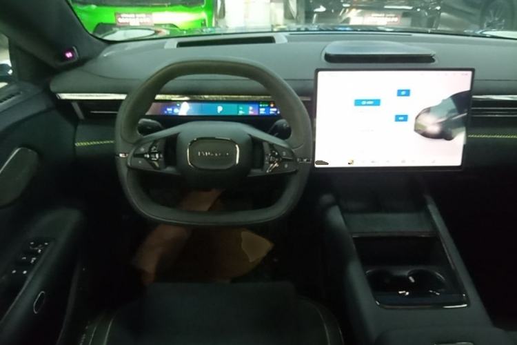 Used Lynk & Co 10 EM-P 2025 Model 240 All-Wheel Drive Ultra—Sport Edition Steering Wheel