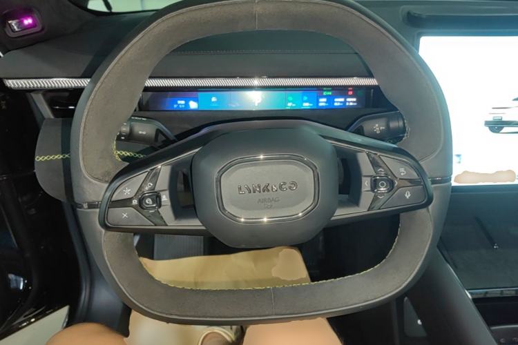 Used Lynk & Co 10 EM-P 2025 Model 240 All-Wheel Drive Ultra—Sport Edition Steering Wheel