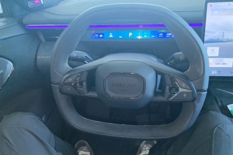 Used Lynk & Co 10 EM-P 2025 Model 240 All-Wheel Drive Ultra—Sport Edition Steering Wheel