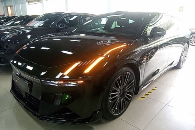 Used Lynk & Co 10 EM-P 2025 Model 240 All-Wheel Drive Ultra—Sport Edition