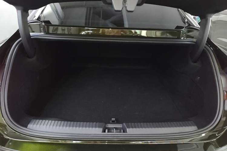 Used Lynk & Co 10 EM-P 2025 Model 240 All-Wheel Drive Ultra—Sport Edition Trunk