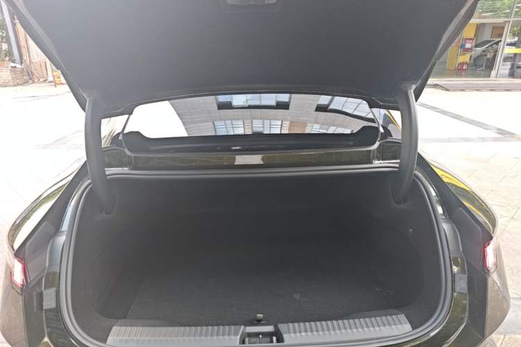Used Lynk & Co 10 EM-P 2025 Model 240 All-Wheel Drive Ultra—Sport Edition Trunk