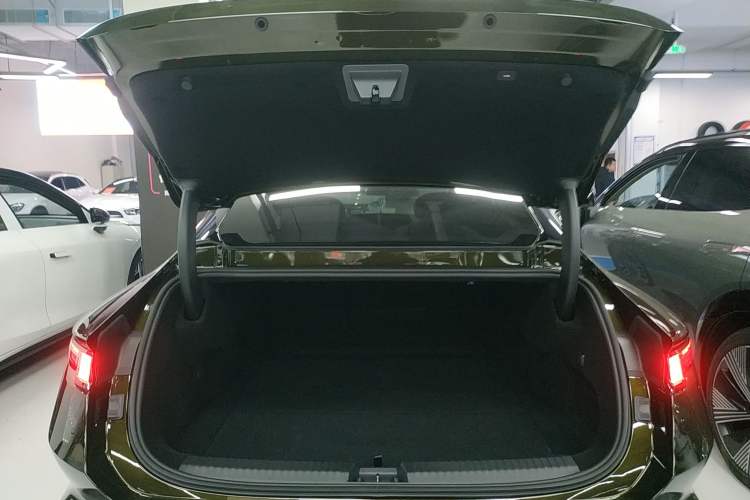 Used Lynk & Co 10 EM-P 2025 Model 240 All-Wheel Drive Ultra—Sport Edition Trunk