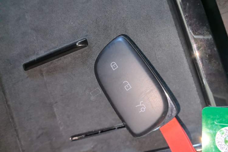 Used Lynk & Co 10 EM-P 2025 Model 240 All-Wheel Drive Ultra—Sport Edition Vehicle Key