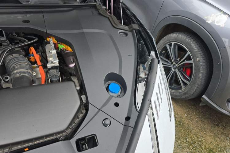Used Lynk & Co 10 EM-P 2025 Model 120 Four-Wheel Drive Ultra Engine Bay Left
