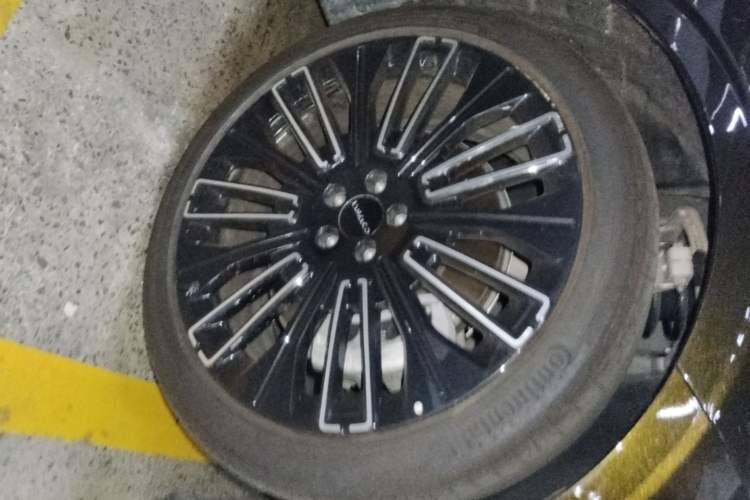 Used Lynk & Co 10 EM-P 2025 Facelifted Model 240 All-Wheel Drive Ultra—Sport Edition Right Front Wheel Hub