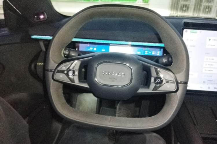 Used Lynk & Co 10 EM-P 2025 Facelifted Model 240 All-Wheel Drive Ultra—Sport Edition Steering Wheel