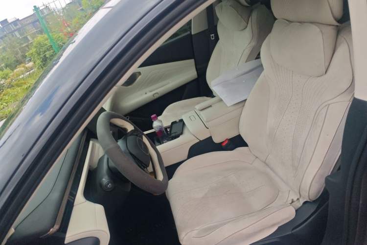 Used Lynk & Co 10 EM-P 2025 Model 240 Four-Wheel Drive Ultra Left Front Seat