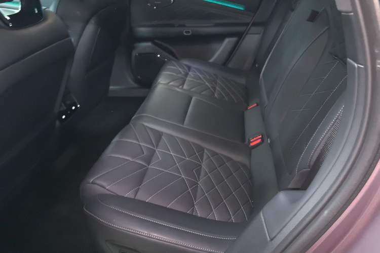 Used Lynk & Co 10 EM-P 2025 Model 120 Four-Wheel Drive Ultra Left Rear Seat