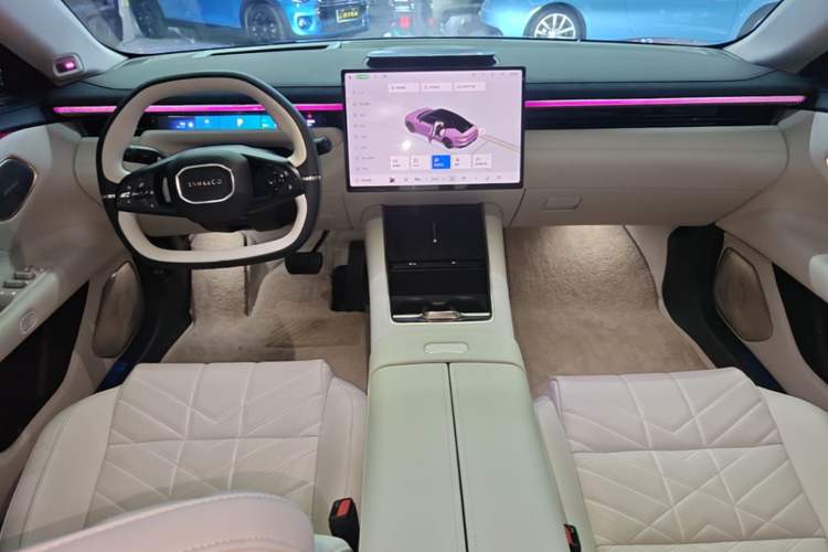 Used Lynk & Co 10 EM-P 2025 Model 240 Four-Wheel Drive Ultra Center Console