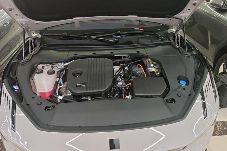 Used Lynk & Co 10 EM-P 2025 Model 240 Four-Wheel Drive Ultra Engine Bay
