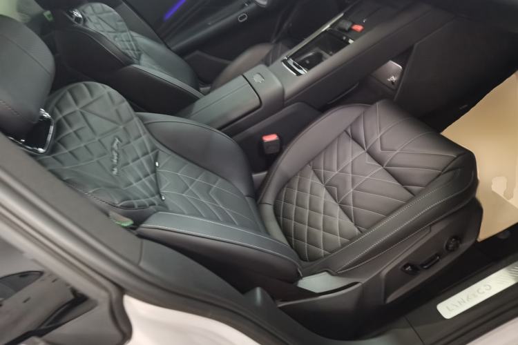 Used Lynk & Co 10 EM-P 2025 Model 240 Four-Wheel Drive Ultra Right Front Seat