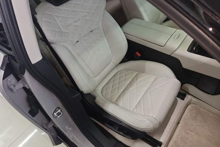 Used Lynk & Co 10 EM-P 2025 Model 240 Four-Wheel Drive Ultra Right Front Seat