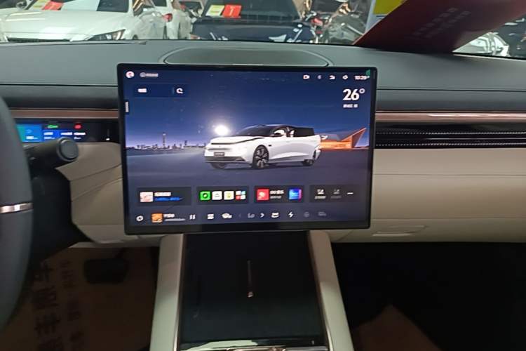Used Lynk & Co 10 EM-P 2025 Facelifted Model 120 All-Wheel Drive Ultra Audio And AC Panel