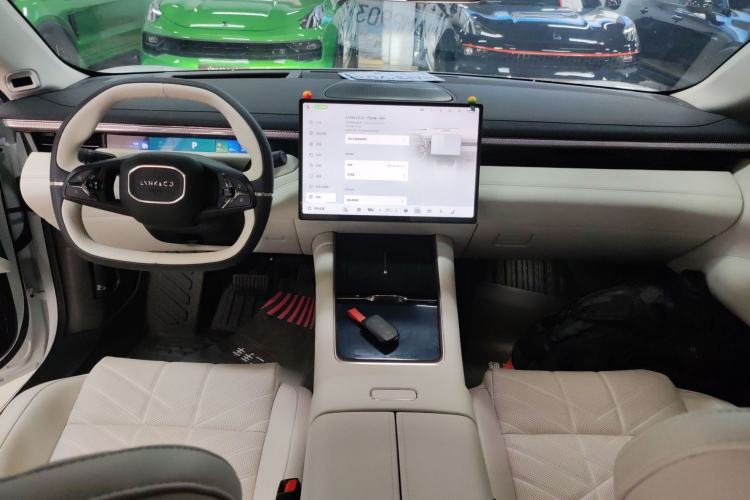 Used Lynk & Co 10 EM-P 2025 Model 240 Four-Wheel Drive Ultra Center Console