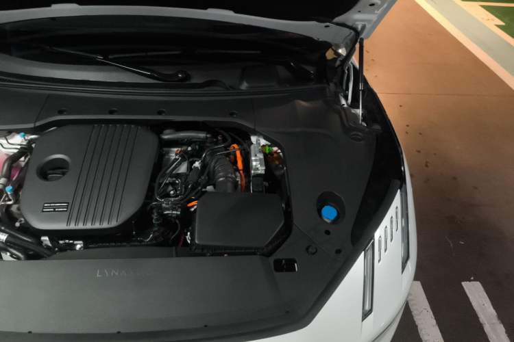 Used Lynk & Co 10 EM-P 2025 Model 240 Four-Wheel Drive Ultra Engine Bay Left