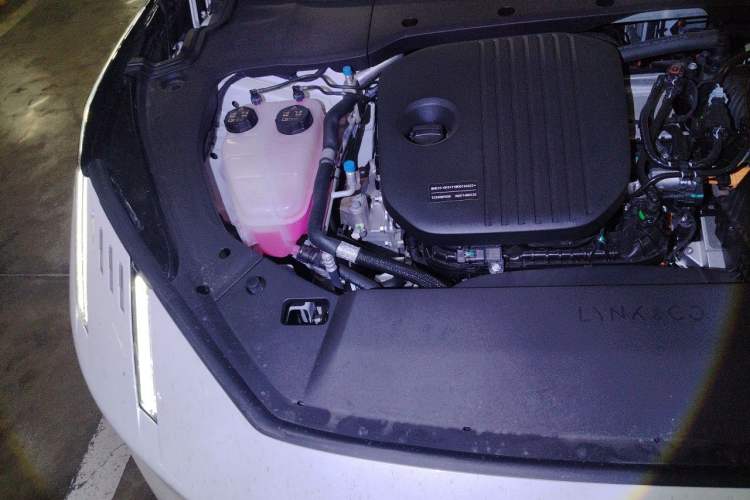 Used Lynk & Co 10 EM-P 2025 Facelifted Model 120 All-Wheel Drive Ultra Engine Bay Right