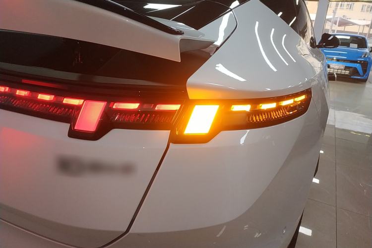 Used Lynk & Co 10 EM-P 2025 Model 240 All-Wheel Drive Ultra—Sport Edition Exterior 3