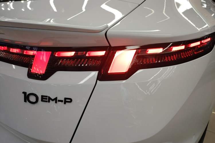 Used Lynk & Co 10 EM-P 2025 Facelifted Model 120 All-Wheel Drive Ultra Exterior 3