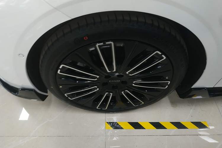 Used Lynk & Co 10 EM-P 2025 Model 240 All-Wheel Drive Ultra—Sport Edition Exterior 4