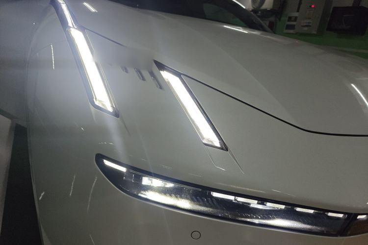 Used Lynk & Co 10 EM-P 2025 Facelifted Model 240 All-Wheel Drive Ultra Exterior 6