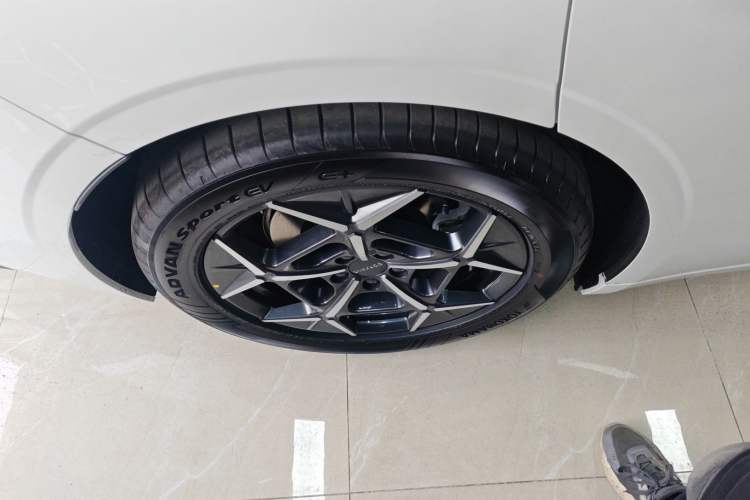 Used Lynk & Co 10 EM-P 2025 Model 120 Four-Wheel Drive Ultra Exterior 8