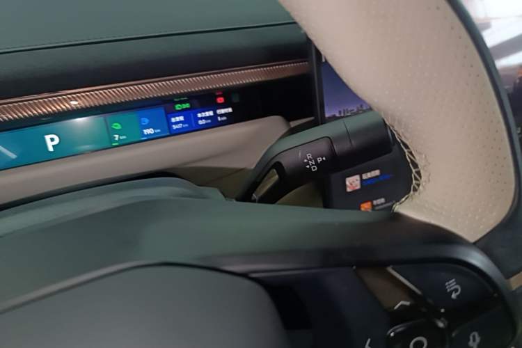 Used Lynk & Co 10 EM-P 2025 Facelifted Model 120 All-Wheel Drive Ultra Gear Lever