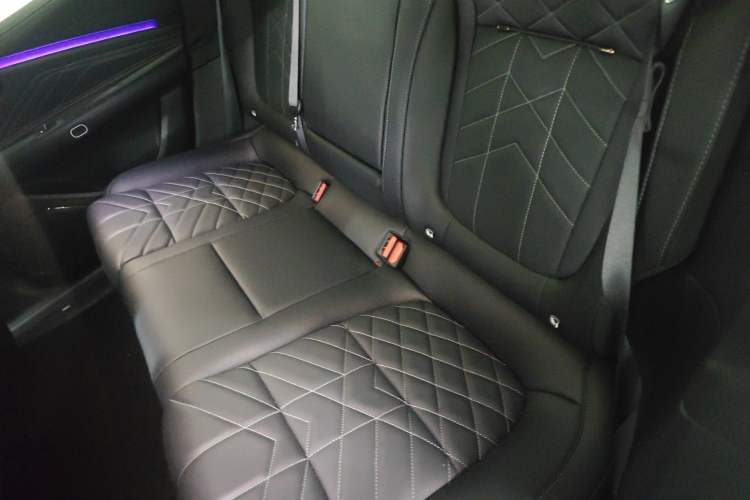 Used Lynk & Co 10 EM-P 2025 Facelifted Model 240 All-Wheel Drive Ultra Interior 4