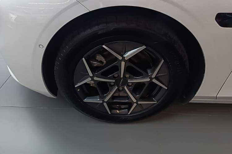 Used Lynk & Co 10 EM-P 2025 Facelifted Model 120 All-Wheel Drive Ultra Left Front Wheel Hub