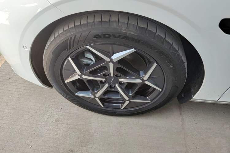 Used Lynk & Co 10 EM-P 2025 Facelifted Model 120 All-Wheel Drive Ultra Left Front Wheel Hub