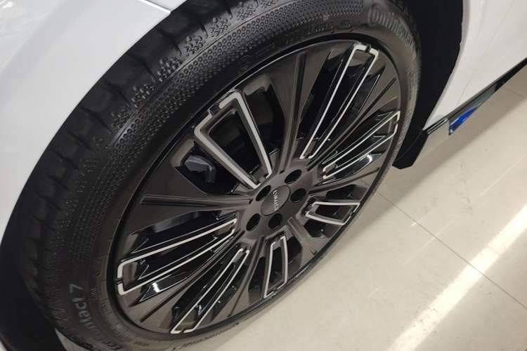 Used Lynk & Co 10 EM-P 2025 Facelifted Model 120 All-Wheel Drive Ultra Left Front Wheel Hub
