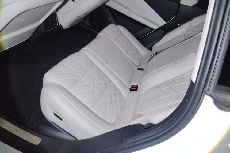 Used Lynk & Co 10 EM-P 2025 Facelifted Model 120 All-Wheel Drive Ultra Left Rear Seat