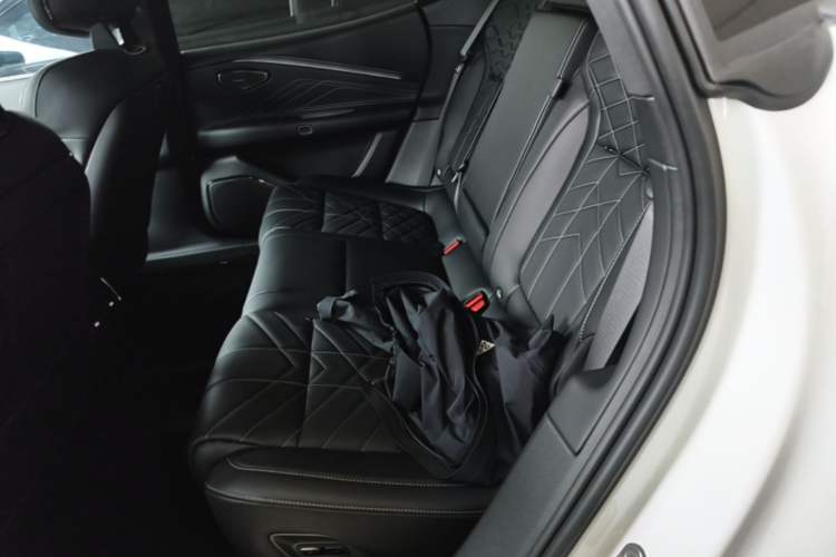 Used Lynk & Co 10 EM-P 2025 Model 120 Four-Wheel Drive Ultra Left Rear Seat